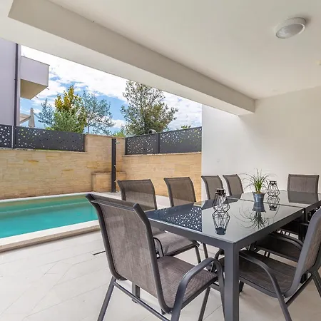 Holiday home Modern House Jasminka