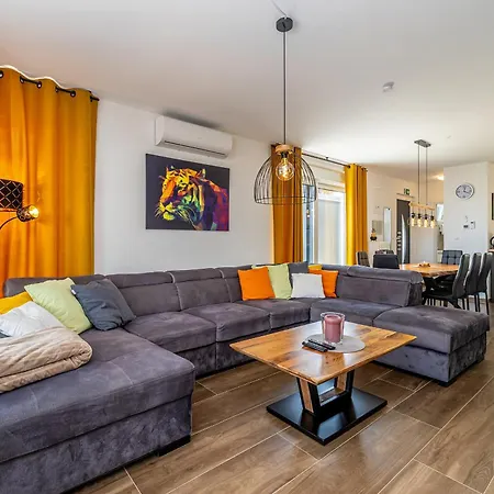 Holiday home Modern House Jasminka *